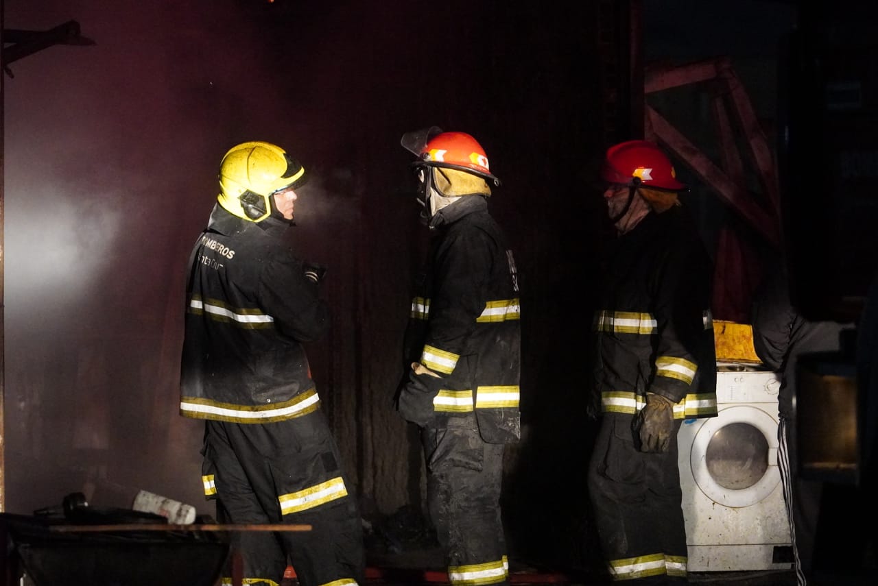  Bomberos trabajando en el lugar. (FOTO: LEANDRO FRANCO/LA OPINIÓN AUSTRAL)