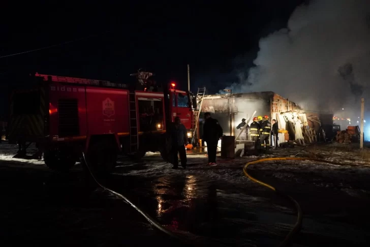  Bomberos sofocando el incendio. (FOTO: LEANDRO FRANCO/LA OPINIÓN AUSTRAL)