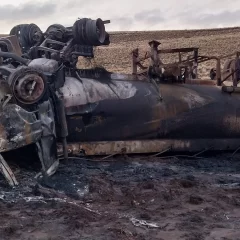 Dos hombres fueron internados tras el vuelco y el incendio de un camión cisterna lleno de petróleo en Las Heras