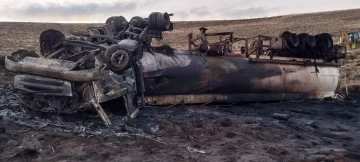 Dos hombres fueron internados tras el vuelco y el incendio de un camión cisterna lleno de petróleo en Las Heras Dos hombres fueron internados tras el vuelco y el incendio de un camión cisterna lleno de petróleo en Las Heras