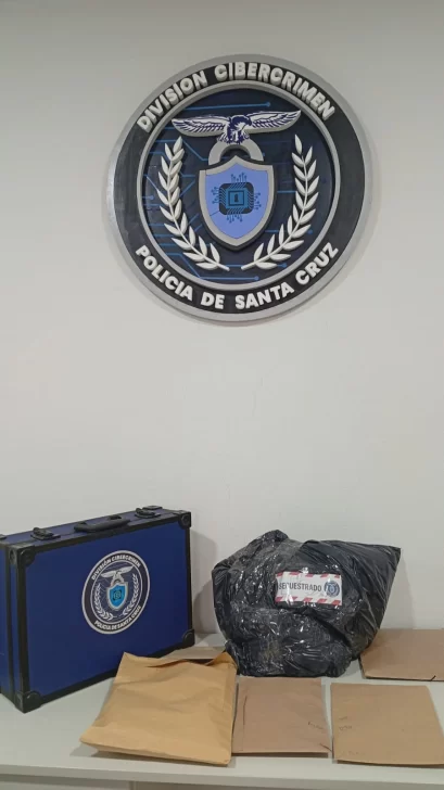  Todo lo secuestrado por Cibercrimen. (FOTO: POLICÍA SANTA CRUZ)