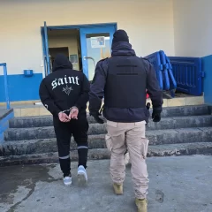 12 allanamientos y cinco detenidos por el intento de homicidio de dos vecinos en Puerto Deseado