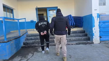 12 allanamientos y cinco detenidos por el intento de homicidio de dos vecinos en Puerto Deseado 12 allanamientos y cinco detenidos por el intento de homicidio de dos vecinos en Puerto Deseado