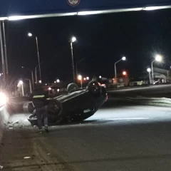 Un remisero perdió el control por la escarcha y volcó en la Autovía 17 de Octubre de Río Gallegos