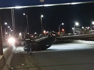 Un remisero perdió el control por la escarcha y volcó en la Autovía 17 de Octubre de Río Gallegos Un remisero perdió el control por la escarcha y volcó en la Autovía 17 de Octubre de Río Gallegos
