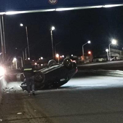 Un remisero perdió el control por la escarcha y volcó en la Autovía 17 de Octubre de Río Gallegos