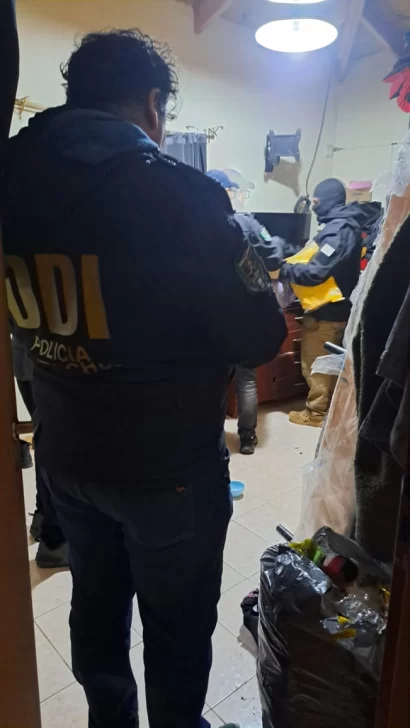  Un agente de espaldas, durante el allanamiento. (FOTO: POLICÍA SANTA CRUZ)
