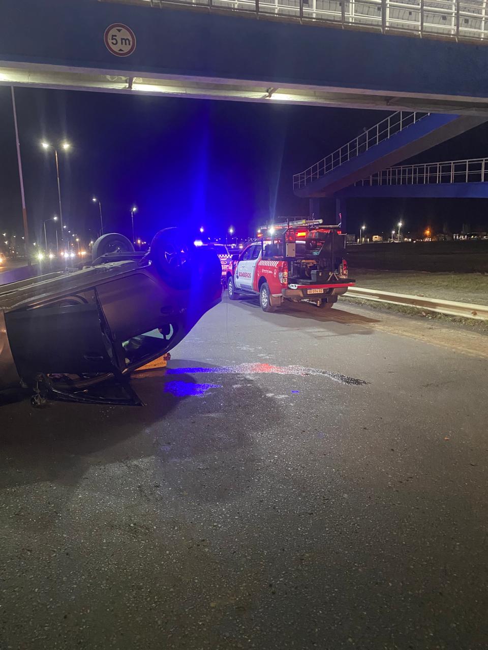  Agentes en el lugar del suceso. (FOTO: POLICÍA SANTA CRUZ)