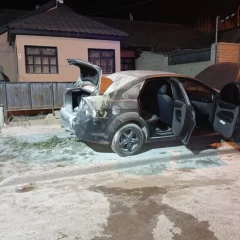 Buscan a la persona que prendió fuego un auto en Caleta Olivia