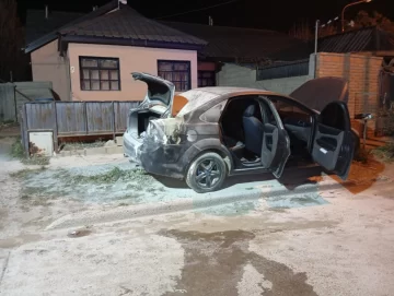 Buscan a la persona que prendió fuego un auto en Caleta Olivia Buscan a la persona que prendió fuego un auto en Caleta Olivia