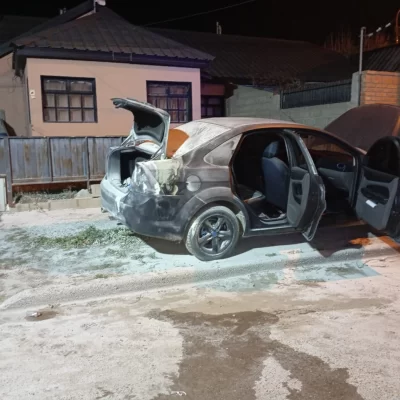 Buscan a la persona que prendió fuego un auto en Caleta Olivia