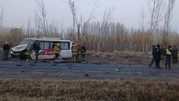 Fatal accidente de una combi petrolera de Pecom cerca de El Chañar: dos muertos y siete heridos Fatal accidente de una combi petrolera de Pecom cerca de El Chañar: dos muertos y siete heridos