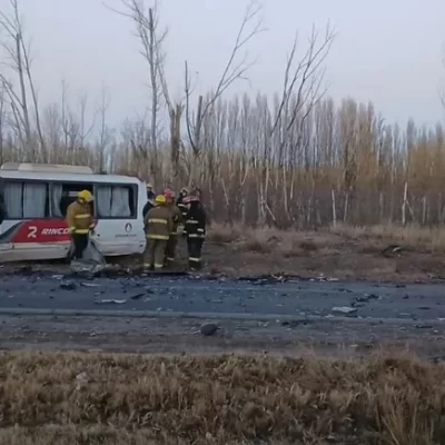 Fatal accidente de una combi petrolera de Pecom cerca de El Chañar: dos muertos y siete heridos