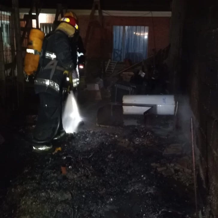 Río Gallegos: Estaba quemando basura y casi prende fuego su propia casa