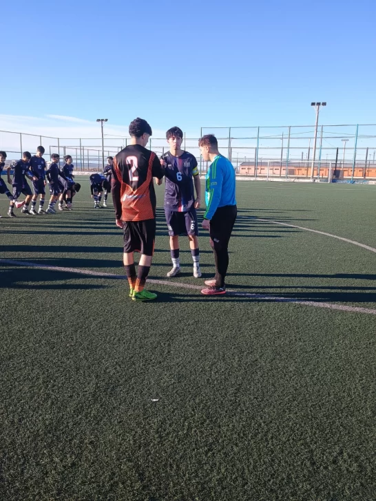  El saludo de capitanes entre Belgrano y Talleres. FOTO: CLUB PALERMO