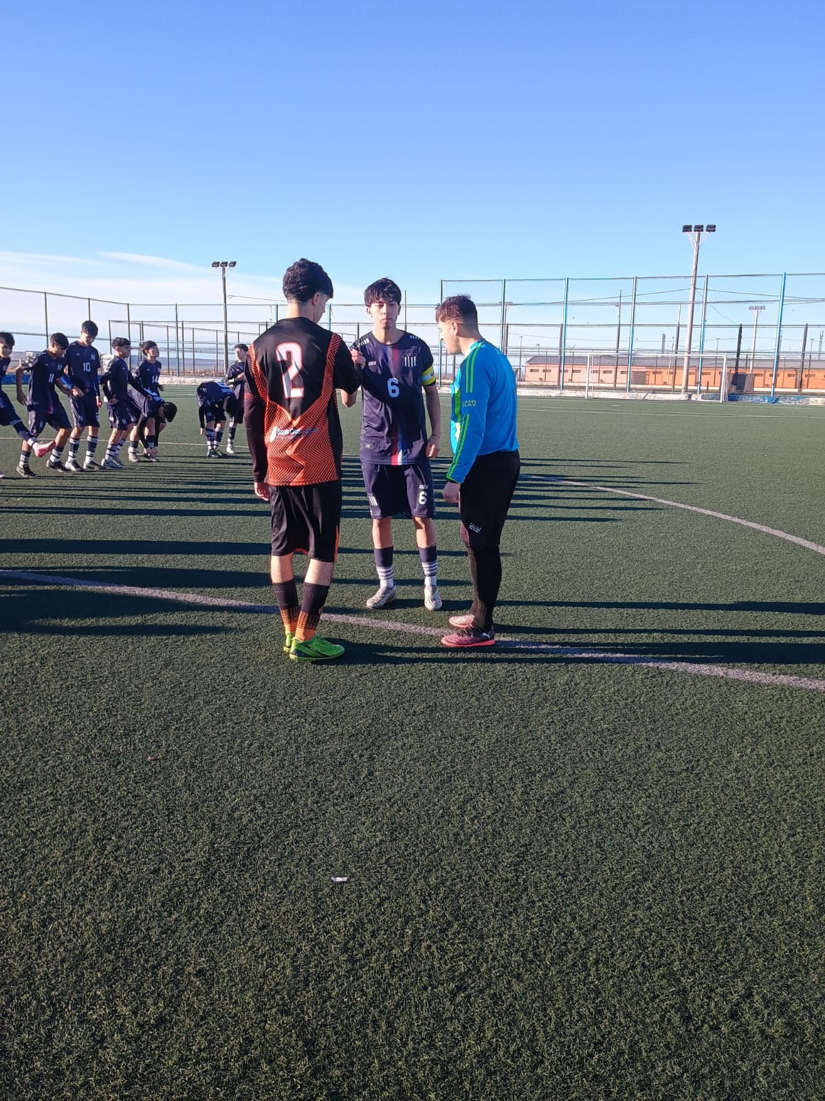  El saludo de capitanes entre Belgrano y Talleres. FOTO: CLUB PALERMO