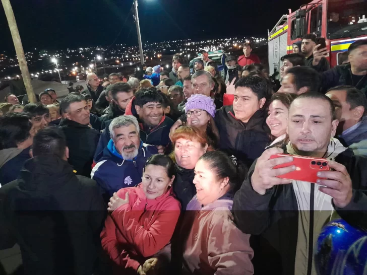  Vecinos y vecinas de la ciudad de El Gorosito, tomándose fotografías con el gobernador Claudio Vidal. FOTO TAMARA MORENO/LA OPINIÓN AUSTRAL