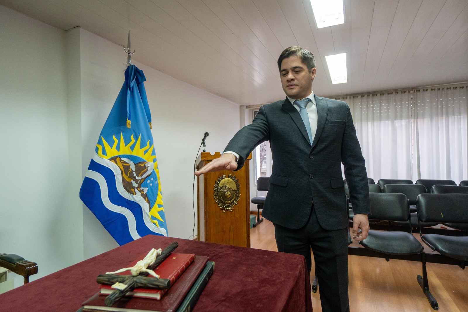  El momento de la jura de Giménez. (FOTO: LEANDRO FRANCO/LA OPINIÓN AUSTRAL)
