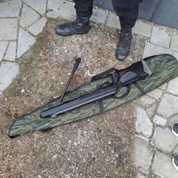 Vecino de Río Gallegos fue demorado y otro es buscado por la Policía: amenazaron a un “conocido” con un arma de fuego Vecino de Río Gallegos fue demorado y otro es buscado por la Policía: amenazaron a un “conocido” con un arma de fuego