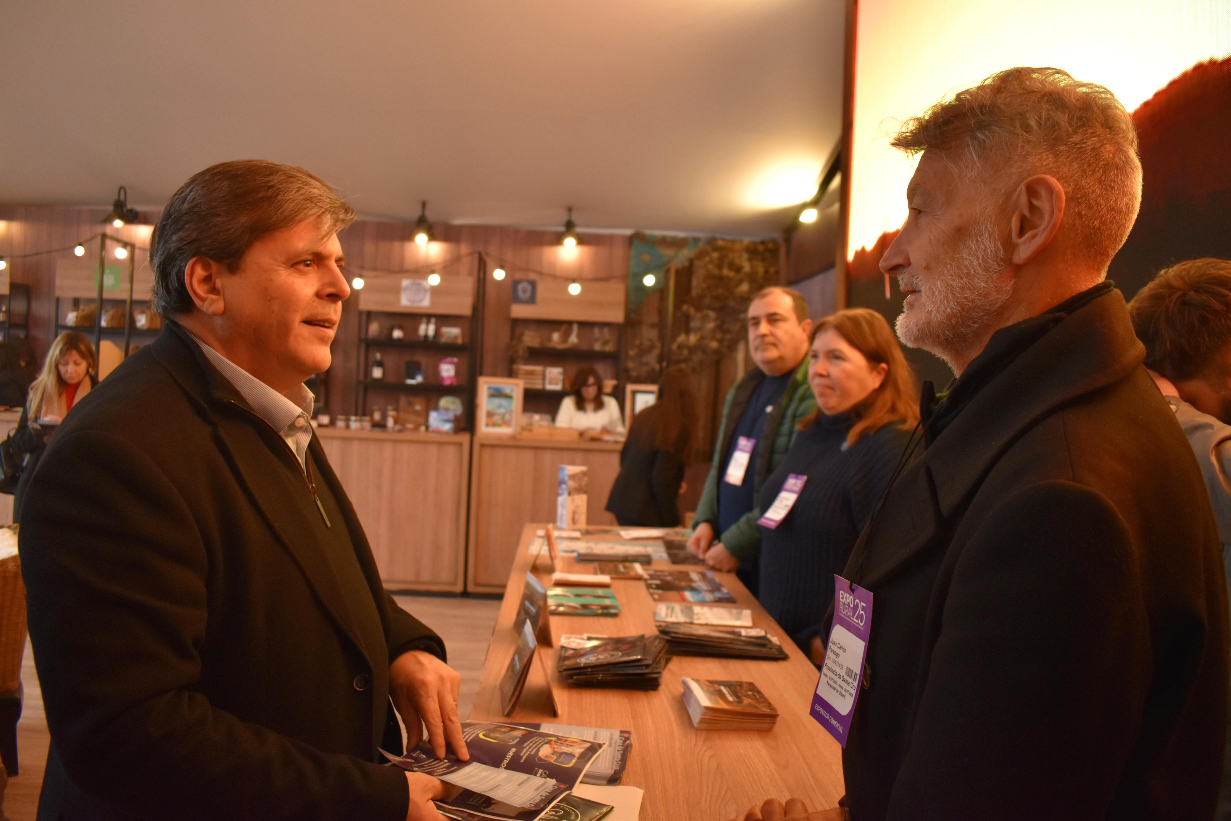  Juan Carlos Parengo junto al vice gobernador Fabián Leguizamó. (FOTO: CAMILA FERRER POSSE/LA OPINIÓN AUSTRAL)