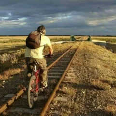 Amigos y familiares le dan el último adiós a “Pato” Saldivia: esparcirán sus cenizas en la ría, el lugar que amaba