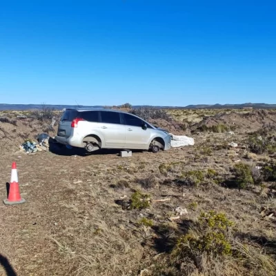 Encontraron abandonado y desmantelado un auto que había sido robado