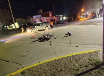 Dos personas heridas tras un fuerte choque entre una camioneta y una moto Dos personas heridas tras un fuerte choque entre una camioneta y una moto