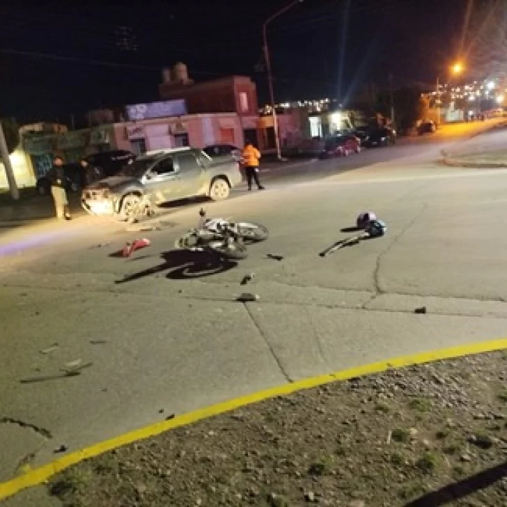 Dos personas heridas tras un fuerte choque entre una camioneta y una moto