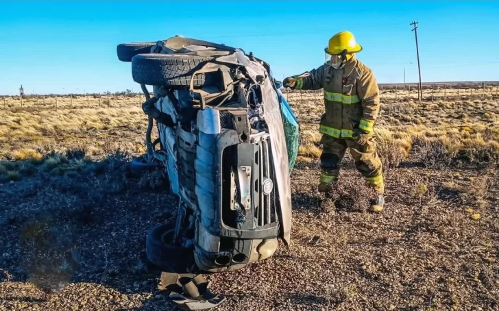 Conductor sufrió lesiones leves tras un siniestro a pocos kilómetros de Koluel Kaike