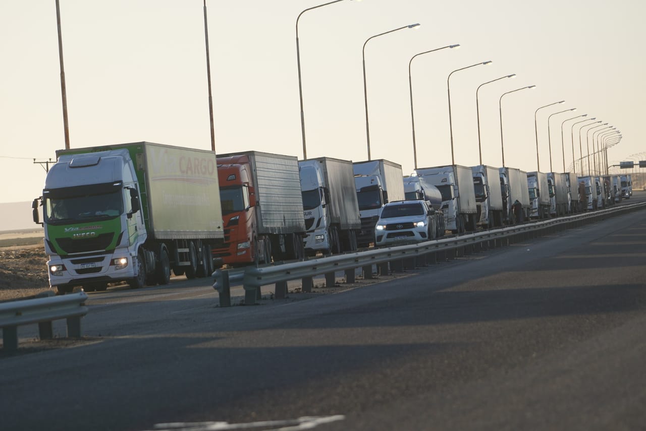  Decenas de transportistas y viajeros varados, ante el corte de ruta 3 por el fatal accidente a pocos kilómetros de Río Gallegos. FOTO: LEANDRO FRANCO/LA OPINIÓN AUSTRAL