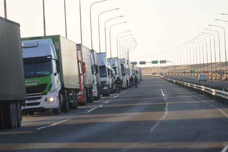 Decenas de transportistas y vecinos varados a causa del corte de ruta por la tragedia: &#8220;Pasé toda la noche en el auto&#8221;