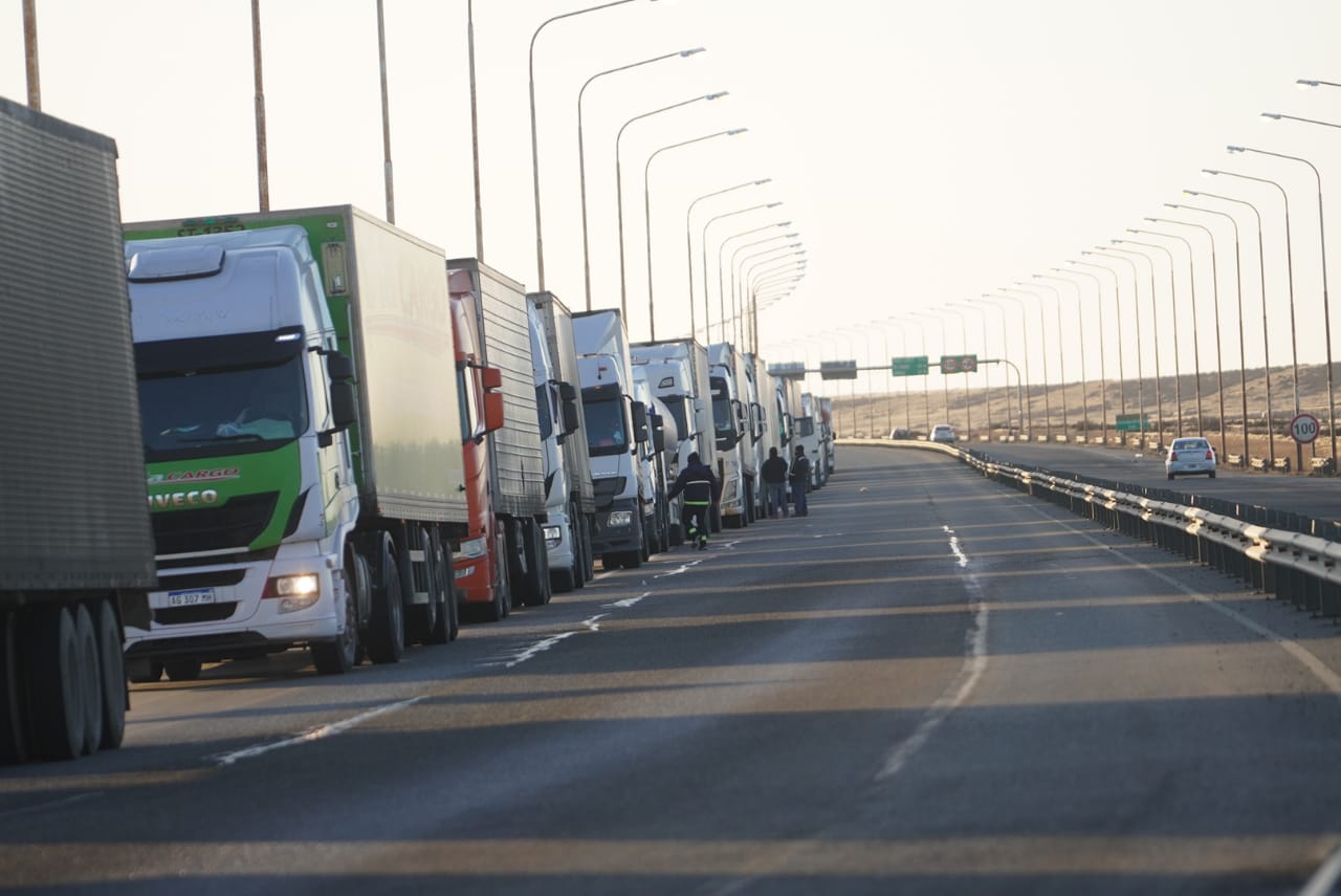 Decenas de transportistas y vecinos varados a causa del corte de ruta por la tragedia: &#8220;Pasé toda la noche en el auto&#8221;
