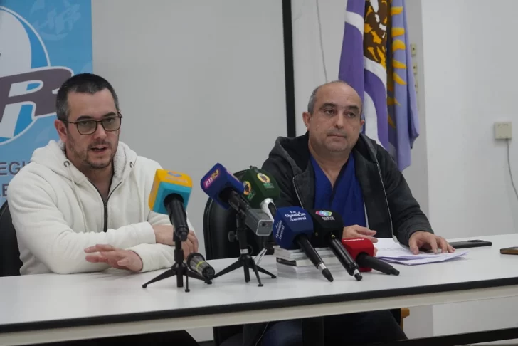  El jefe de área Crítica, Alejandro Acevedo y el director médico del Hospital Regional Río Gallegos, Eduardo Alfonso. FOTO: LEANDRO FRANCO/LA OPINIÓN AUSTRAL