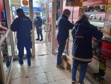 Secuestraron vapers por 4 millones de pesos en dos locales del centro de Río Gallegos Secuestraron vapers por 4 millones de pesos en dos locales del centro de Río Gallegos