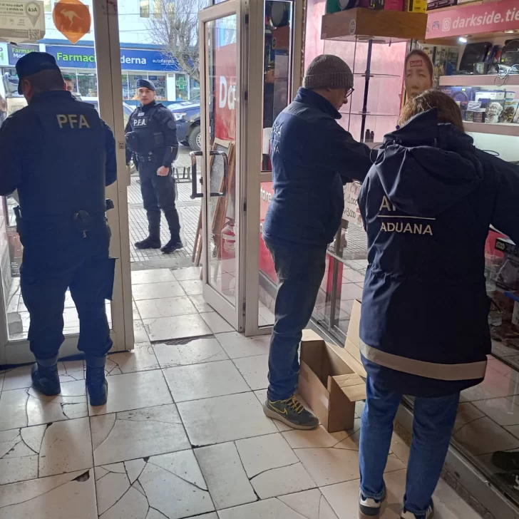 Secuestraron vapers por 4 millones de pesos en dos locales del centro de Río Gallegos Secuestraron vapers por 4 millones de pesos en dos locales del centro de Río Gallegos