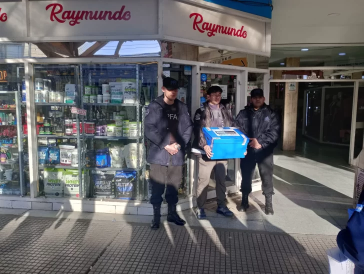  Momento en el que los agentes salían con los dispositivos. (FOTO: POLICÍA FEDERAL)