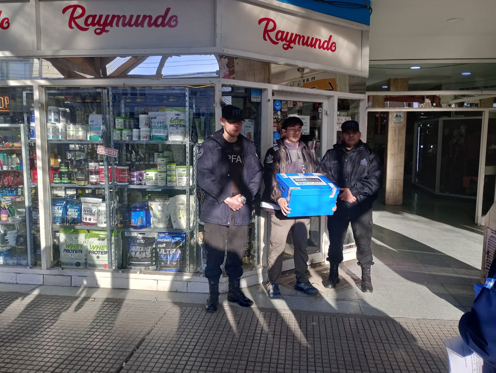  Momento en el que los agentes salían con los dispositivos. (FOTO: POLICÍA FEDERAL)