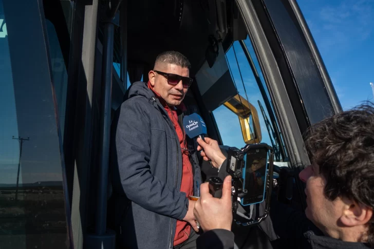  Javier, chofer de micro, hablando con el periodista de La Opinión Austral, Juan Suárez. FOTO: LEANDRO FRANCO/LOA