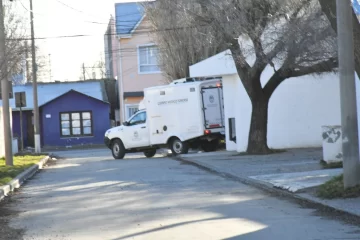Muerte y misterio en Río Gallegos: un hombre fue hallado colgado y con las manos atadas en su espalda en el patio de su casa