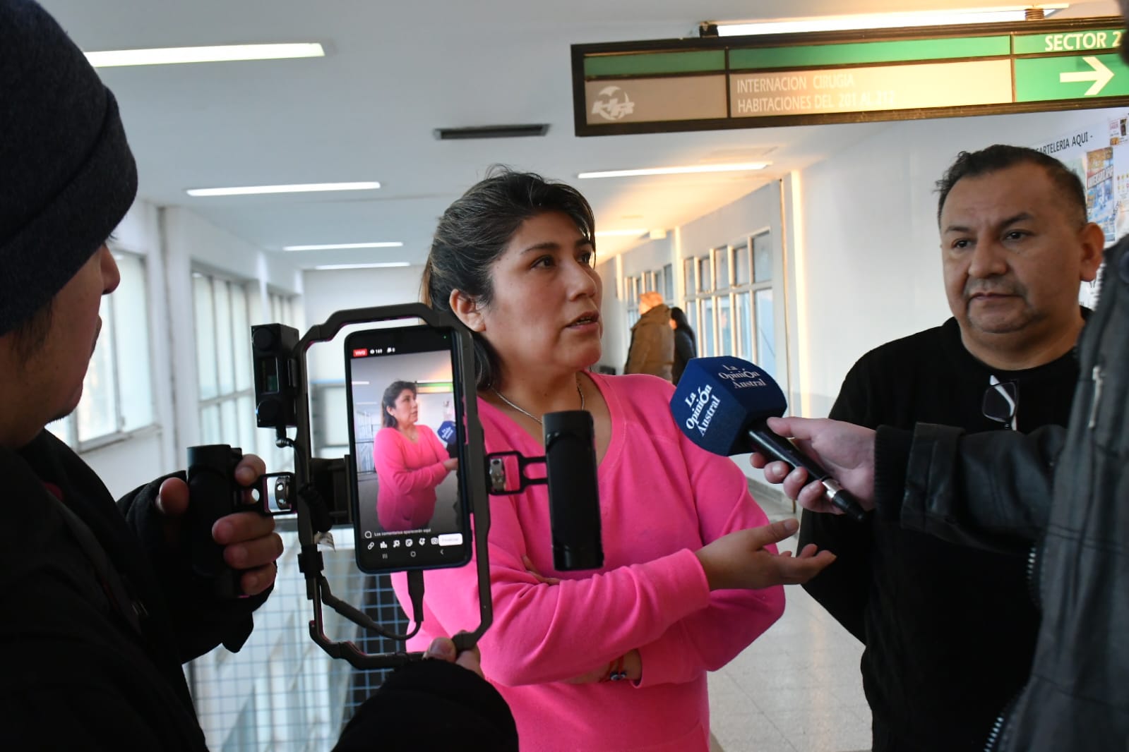  Beatriz y Néstor siendo entrevistados por LU12 AM680. (FOTO: JOSÉ SILVA/LA OPINIÓN AUSTRAL)