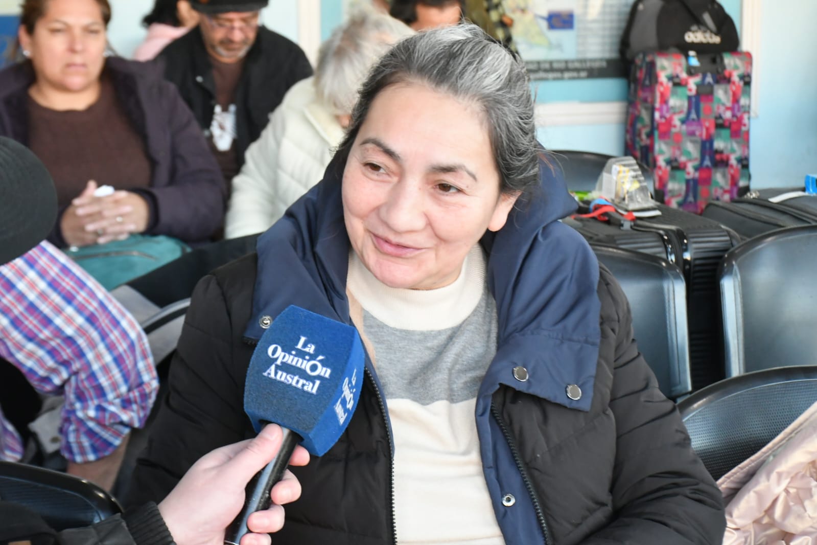  Mónica hablando con la Decana de la Patagonia. (FOTO: JOSÉ SILVA/LA OPINIÓN AUSTRAL)