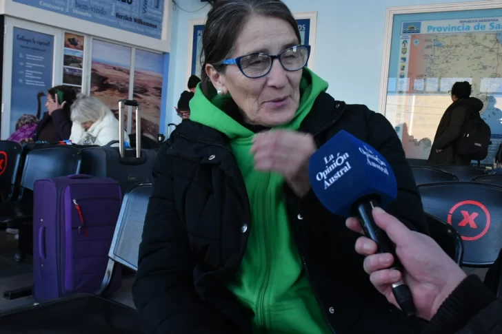  Sonia hablando sobre la situación del choque. (FOTO: JOSÉ SILVA/LA OPINIÓN AUSTRAL)