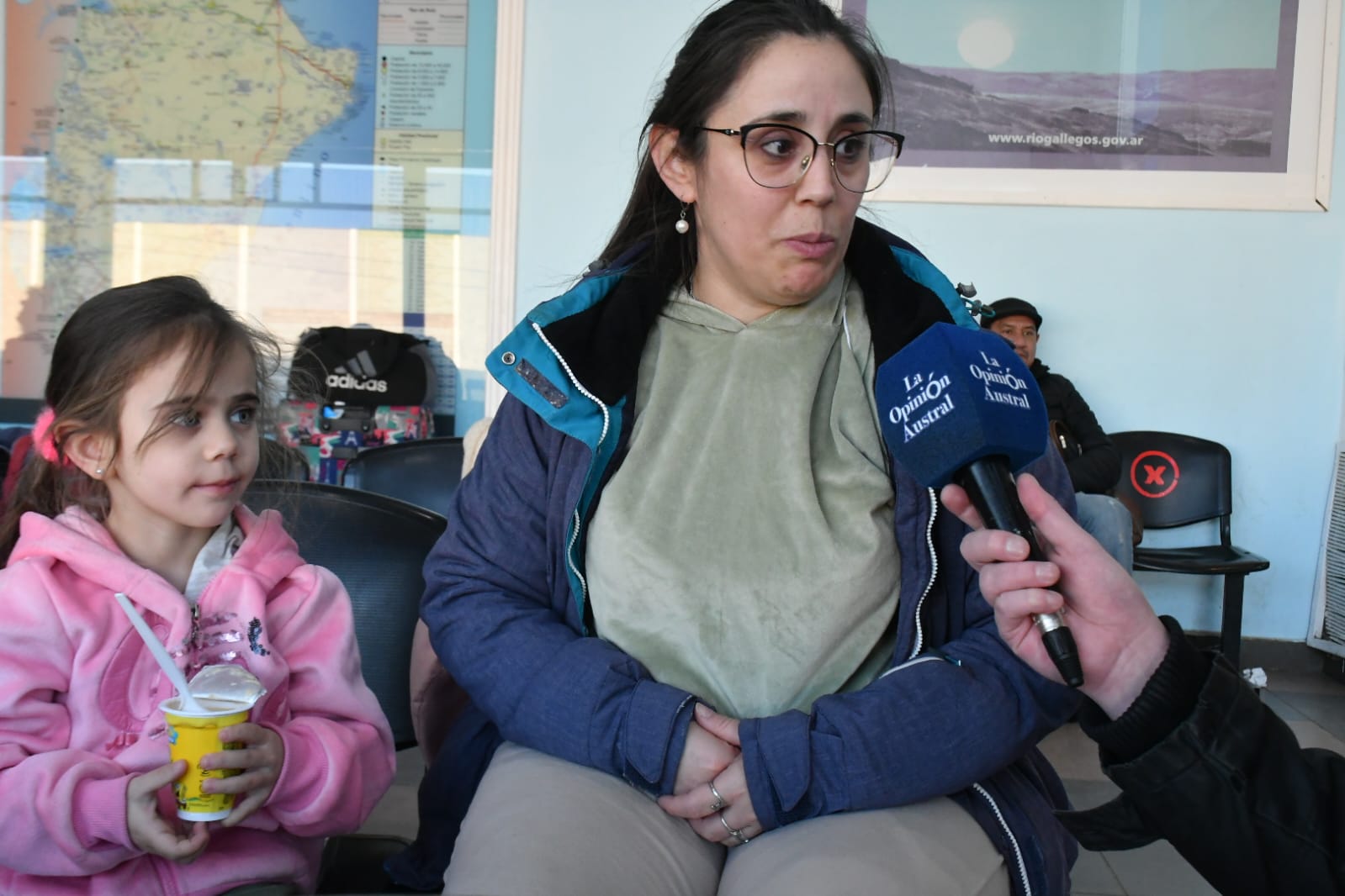  Gisel y su hija Naoma este viernes. (FOTO: JOSÉ SILVA/LA OPINIÓN AUSTRAL)