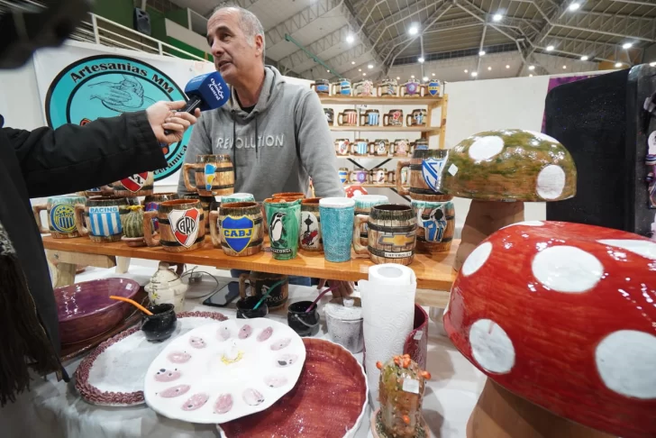  Un productor local que trabaja con arcilla de Punta Loyola. FOTO: LEANDRO FRANCO/LA OPINIÓN AUSTRAL.