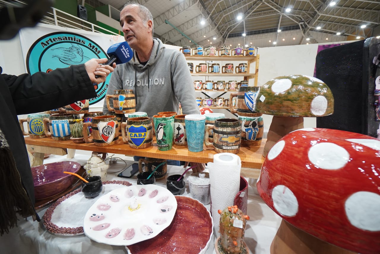  Un productor local que trabaja con arcilla de Punta Loyola. FOTO: LEANDRO FRANCO/LA OPINIÓN AUSTRAL.