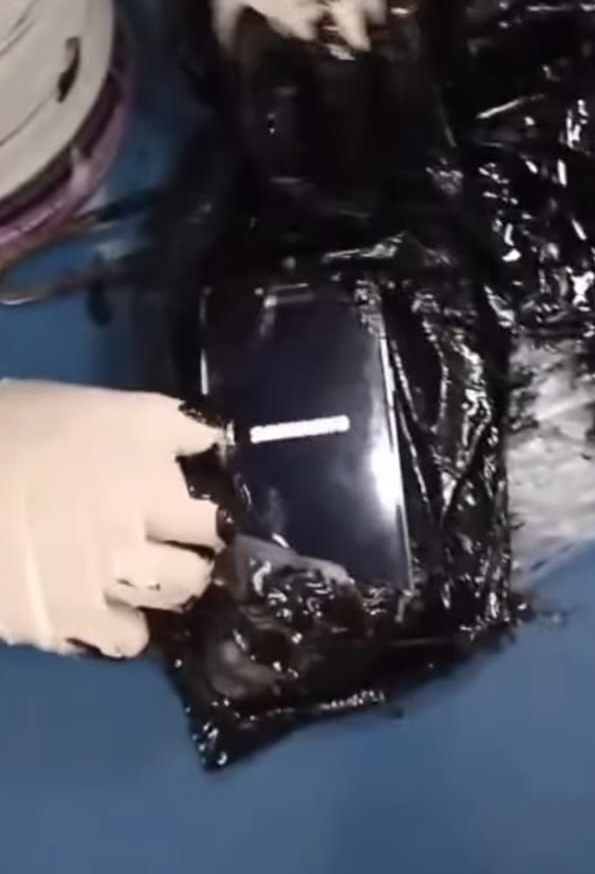  El celular estaba encendido al momento de ser descubierto. (FOTO: POLICÍA SANTA CRUZ)