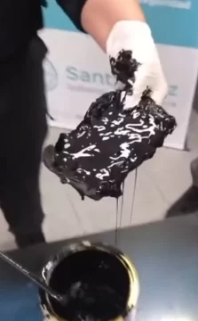 Intentó pasar un celular dentro de una lata de pintura a una cárcel de Santa Cruz Intentó pasar un celular dentro de una lata de pintura a una cárcel de Santa Cruz