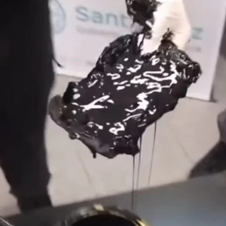 Intentó pasar un celular dentro de una lata de pintura a una cárcel de Santa Cruz Intentó pasar un celular dentro de una lata de pintura a una cárcel de Santa Cruz