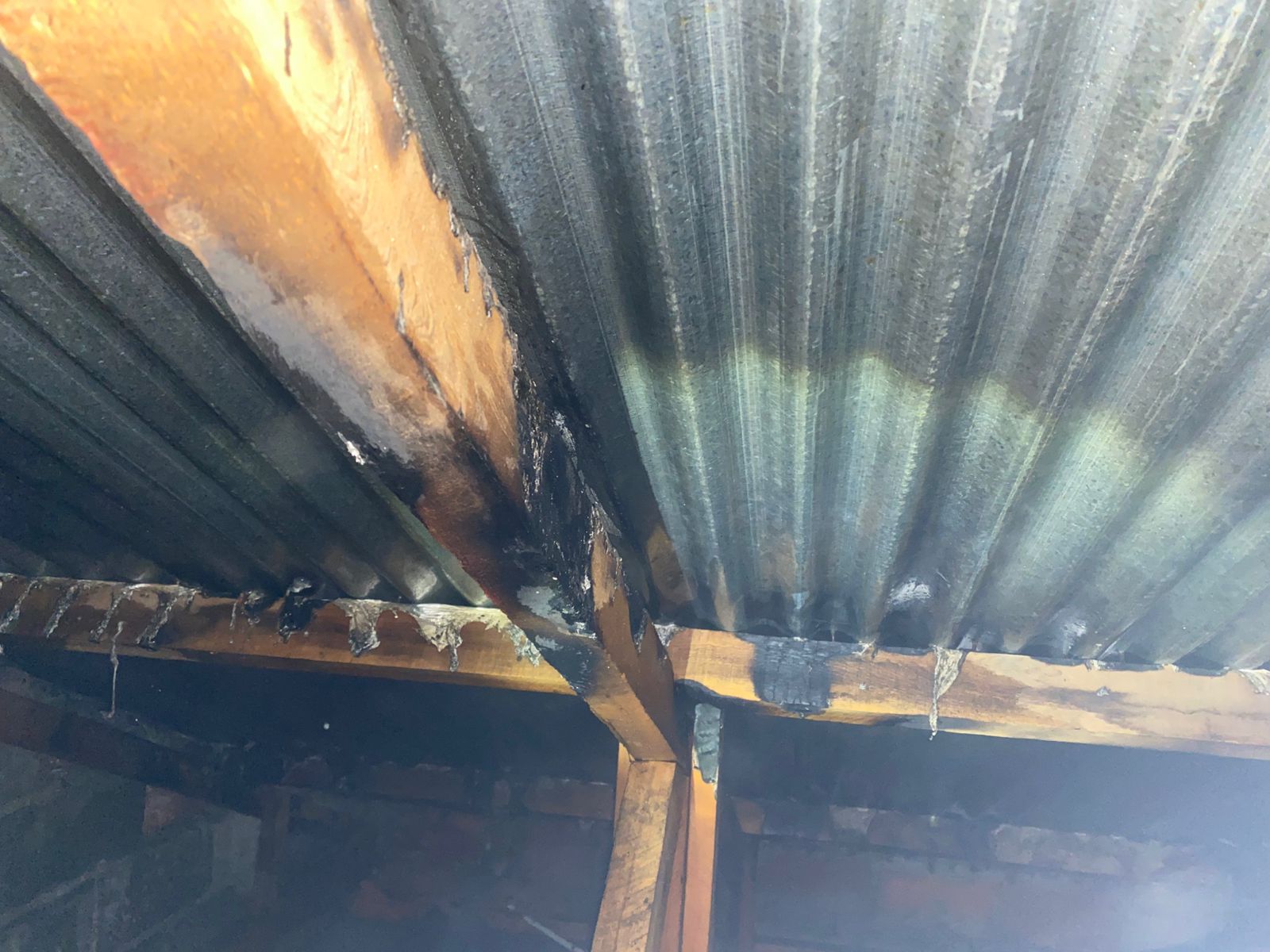  El estado en el que quedó el entretecho. (FOTO: POLICÍA SANTA CRUZ)