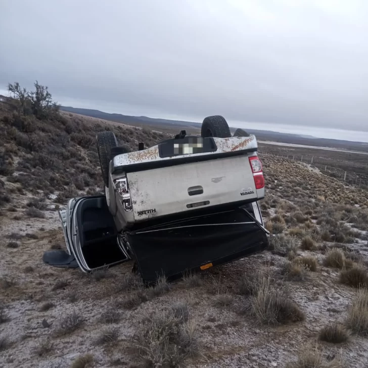 Una pareja se salvó de milagro tras un cinematográfico vuelco cerca de San Julián Una pareja se salvó de milagro tras un cinematográfico vuelco cerca de San Julián